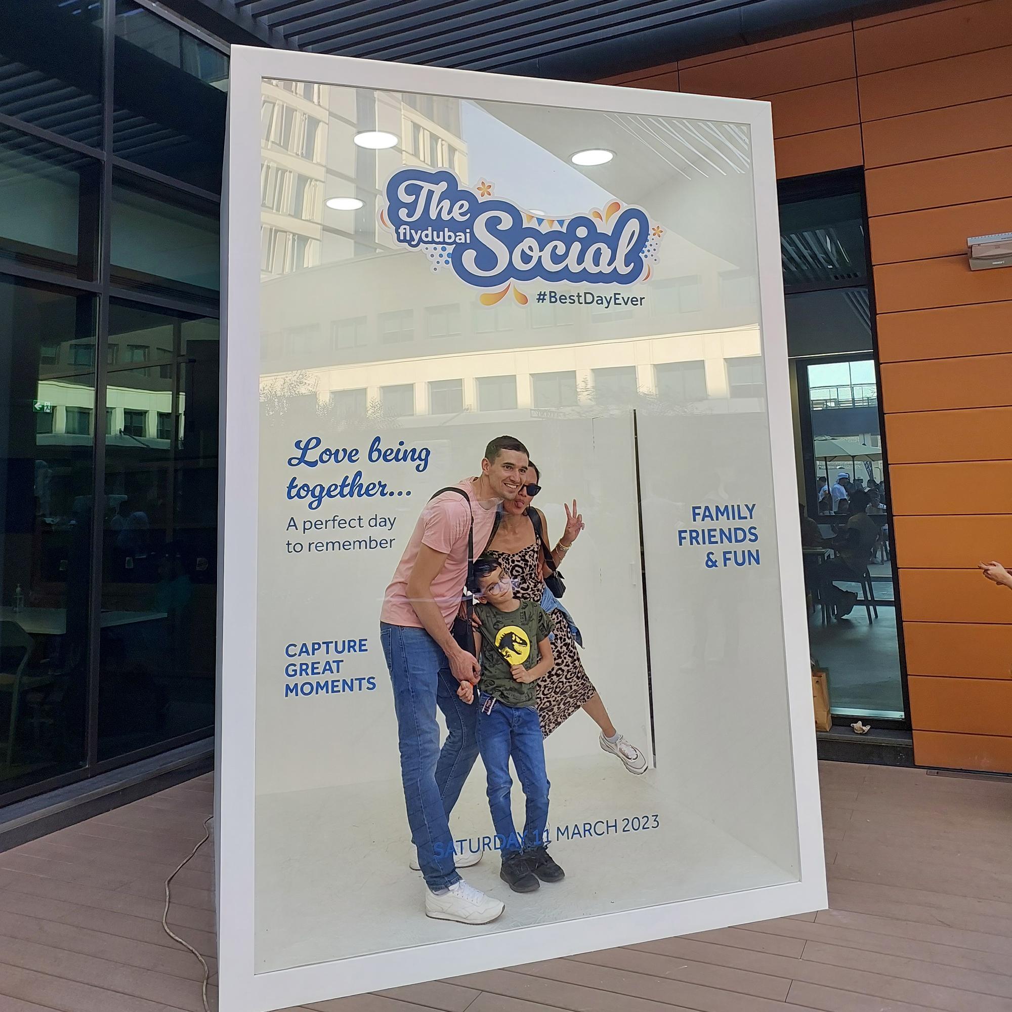 GUESTS STAR ON CUSTOM COVERS! INSTANT PRINTS & SOCIAL SHARING. GREAT FOR WEDDINGS & CORPORATE EVENTS IN DUBAI.