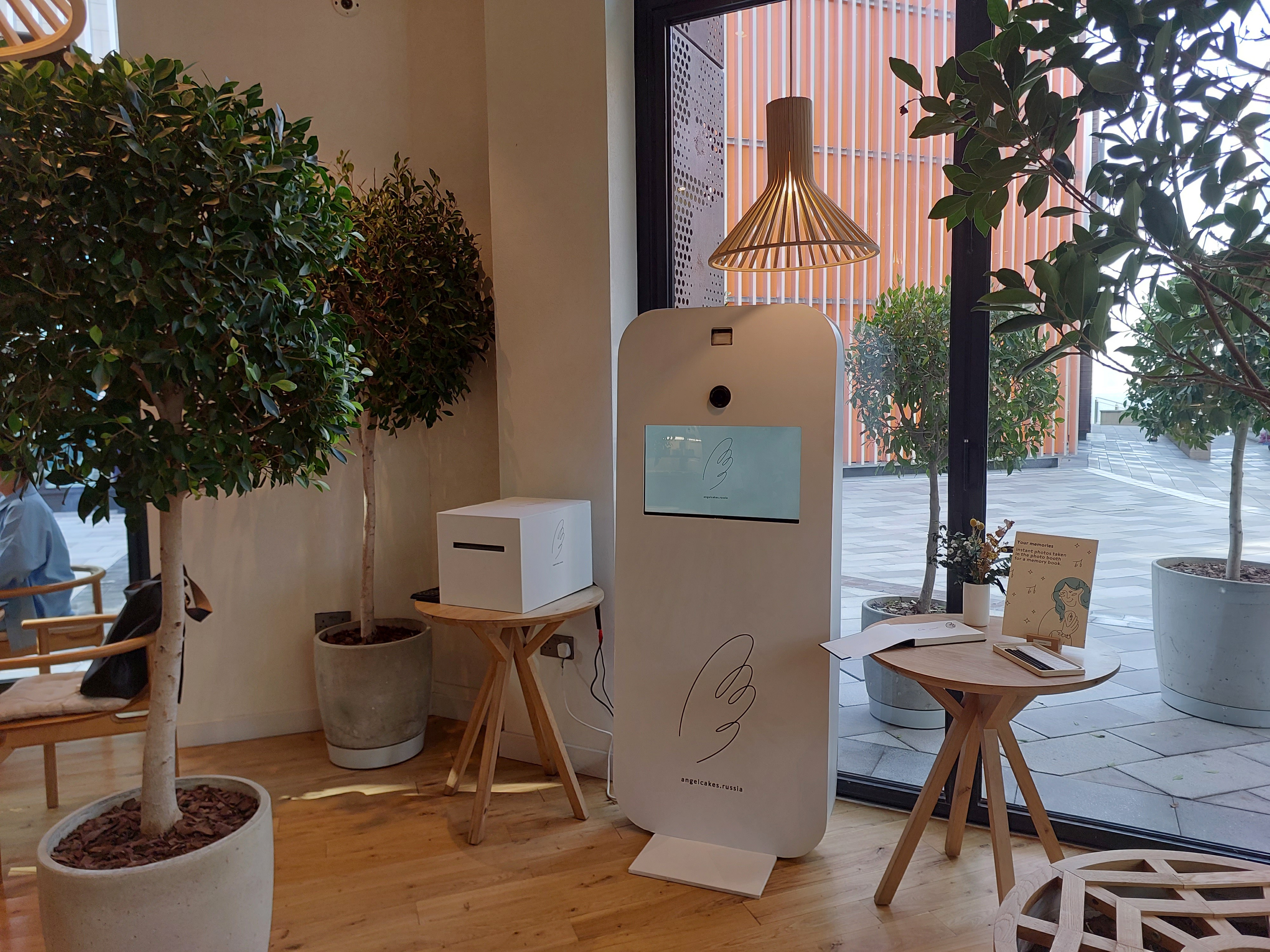 CLASSIC PHOTO BOOTH DUBAI, TRADITIONAL BOOTH HIRE UAE, WEDDING PHOTO BOOTH, CORPORATE EVENT BOOTH, INSTANT PRINT BOOTH, HD PHOTO BOOTH, REASONABLE PHOTO BOOTH