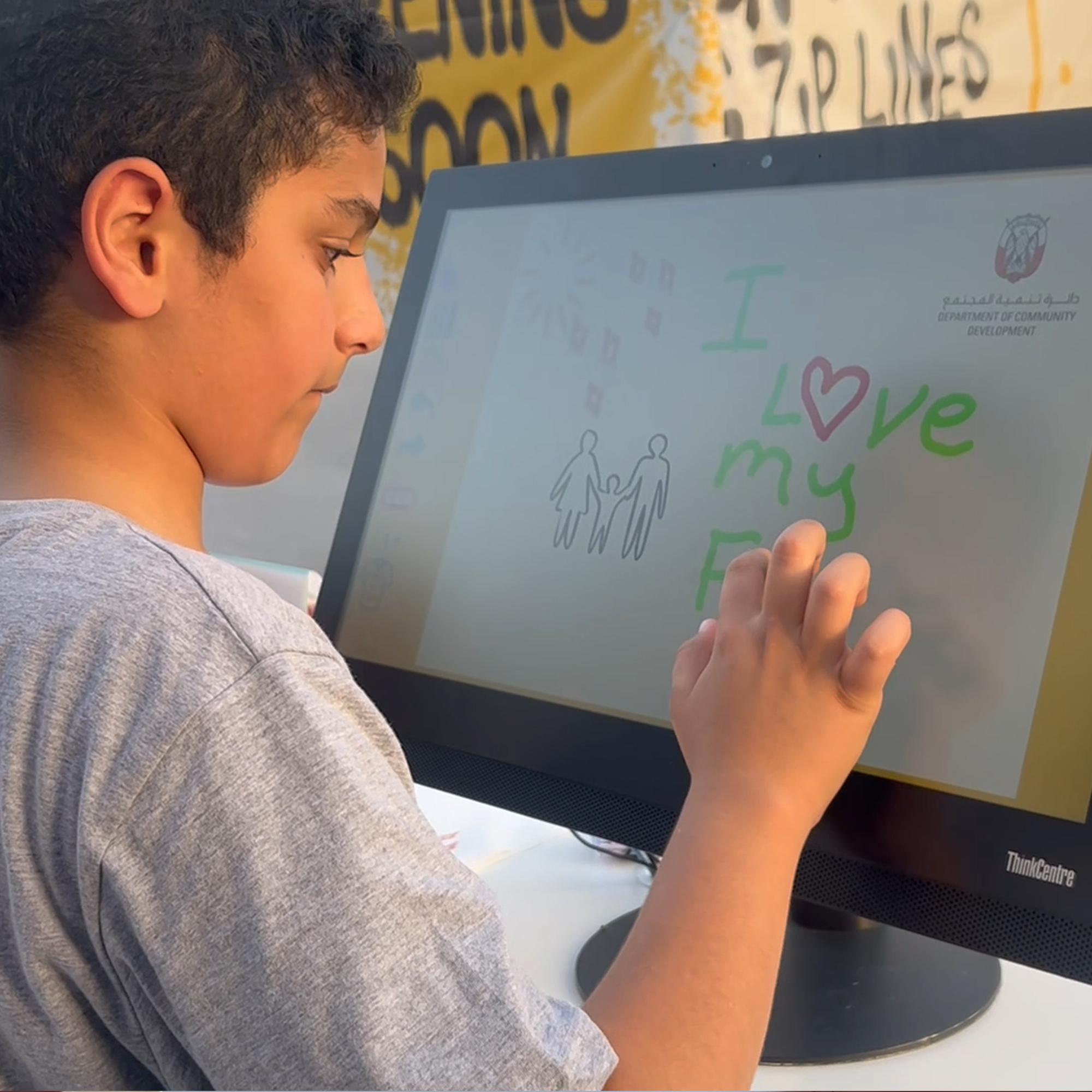 ONSITE TOTE BAG PRINTING IN DUBAI! GUESTS DESIGN CUSTOM BAGS WITH YOUR BRAND. PERFECT FOR EVENTS & ACTIVATIONS. CREATE VIRAL, SHAREABLE MOMENTS. BOOK NOW!