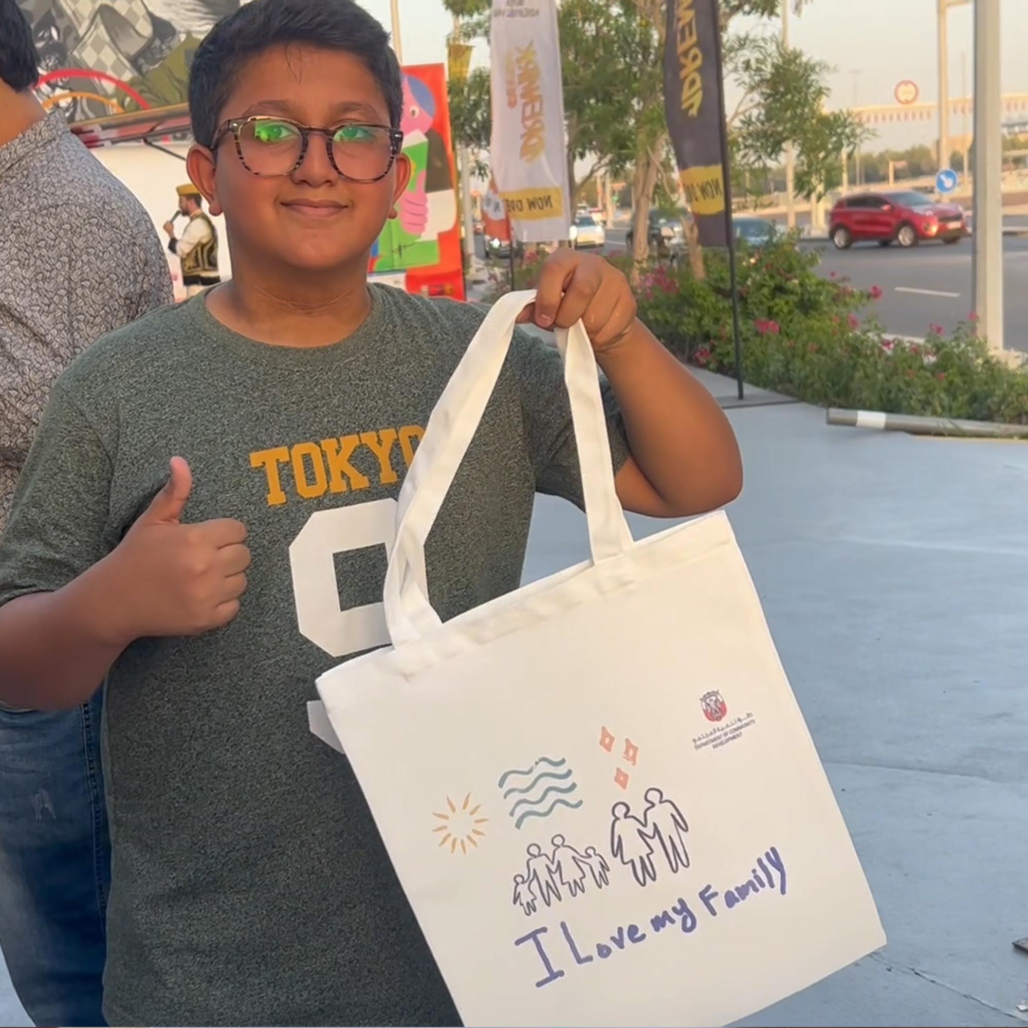 ONSITE TOTE BAG PRINTING IN DUBAI! GUESTS DESIGN CUSTOM BAGS WITH YOUR BRAND. PERFECT FOR EVENTS & ACTIVATIONS. CREATE VIRAL, SHAREABLE MOMENTS. BOOK NOW!